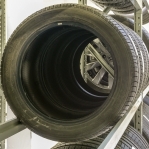 Tyre racking for a 40-foot container