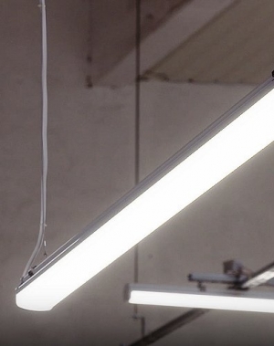 Töölaua valgusti LED 5600lm/46W + konsoolid perfopostile ja toitekaabel